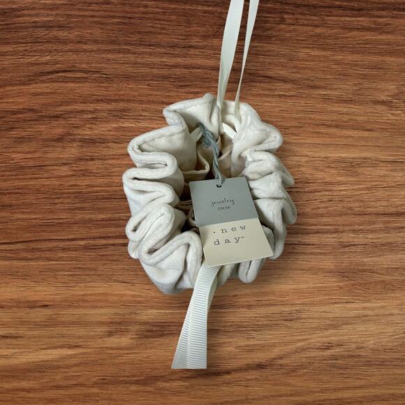 A New Day Jewelry Pouch Cream Velour Drawstring Travel Women's NWT - Picture 1 of 6